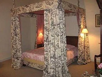 Chateau Royal De Saint-saturnin Bed and Breakfast